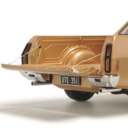 1:18 Ford XC Utility - Desert haze - Classic Carlectables - 18771