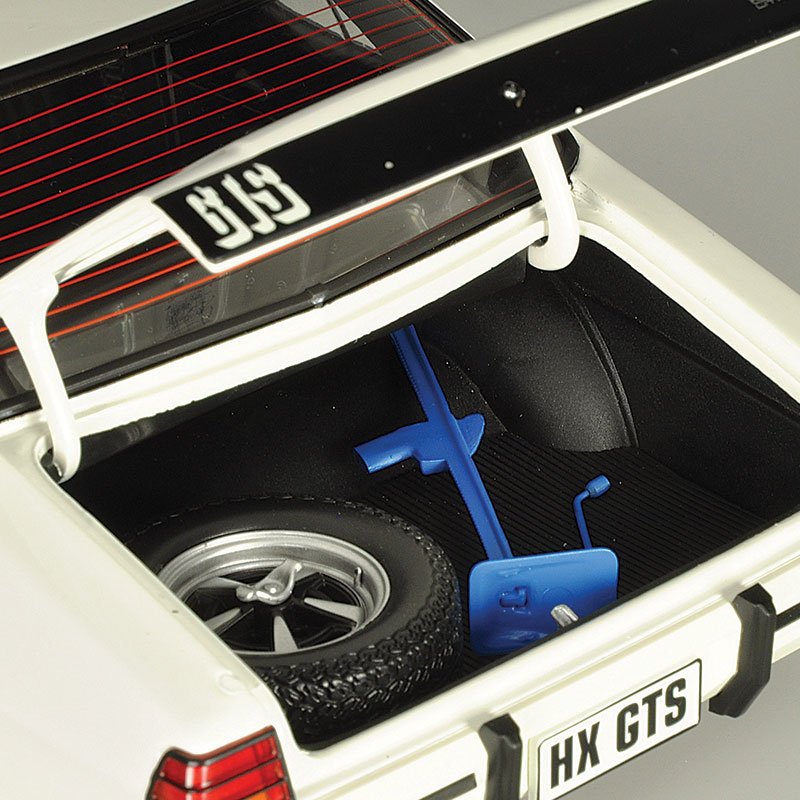 1:18 Holden HX Monaro GTS - Cotillion White - Classic Carlectables - 18794