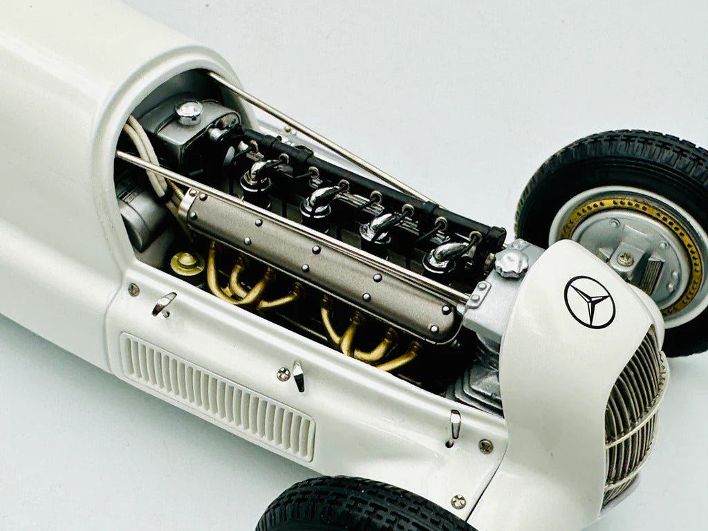 1:18 Mercedes-Benz W25 Ein Mythos in Weib - 1934 - White - CMC Models - M-065