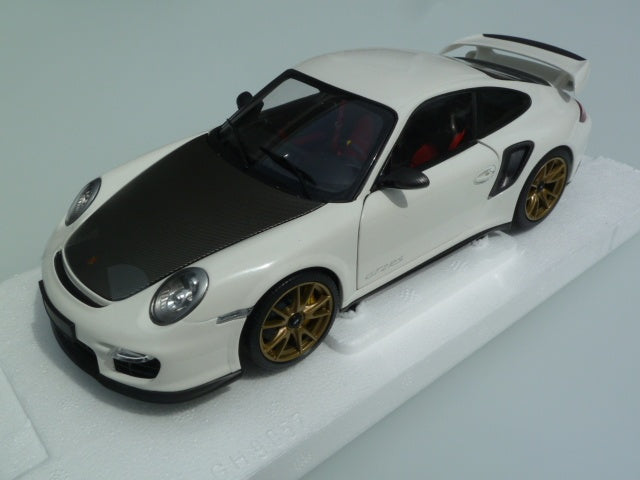 1:18 Porsche 911 GT2 RS - 2011 - White with Gold Wheels - Minichamps - 100 069406