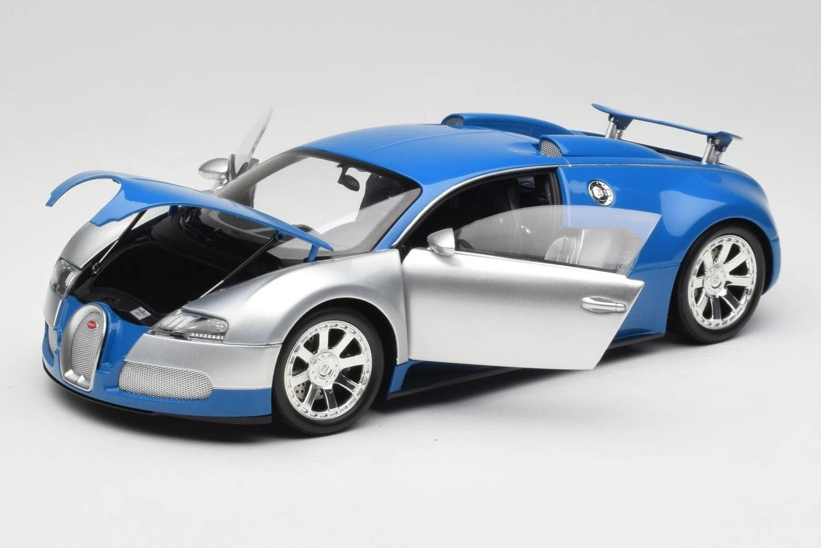 1:18 Bugatti Veyron L'Edition Centenaire - 2009 - Chrome/Blue - Minichamps - 100 110850