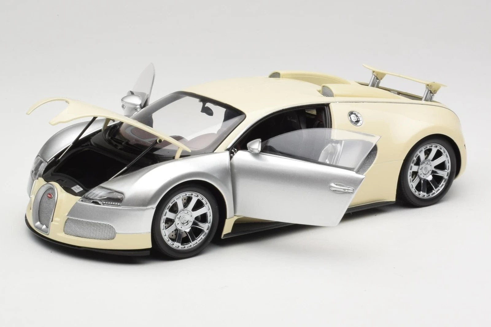 1:18 Bugatti Veyron L'Edition Centenaire - 2009 - Chrome/Beige - Minichamps - 100 110854