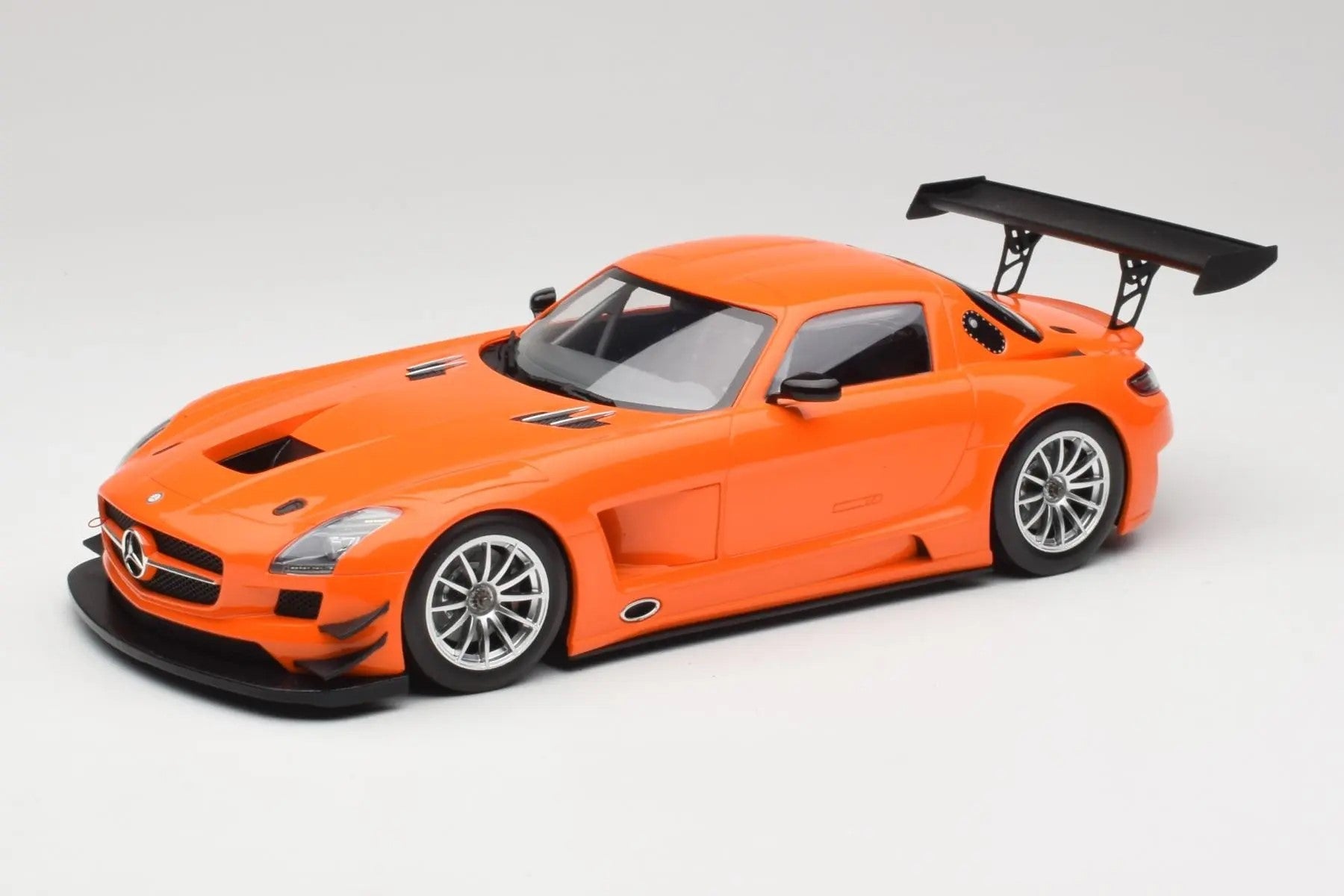 1:18 Mercedes-Benz SLS AMG GT3 Street - 2011 - Orange - Minichamps - 151 113105